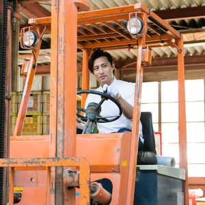 厚木でアルバイトならフォークリフト運転もできる当社へ
